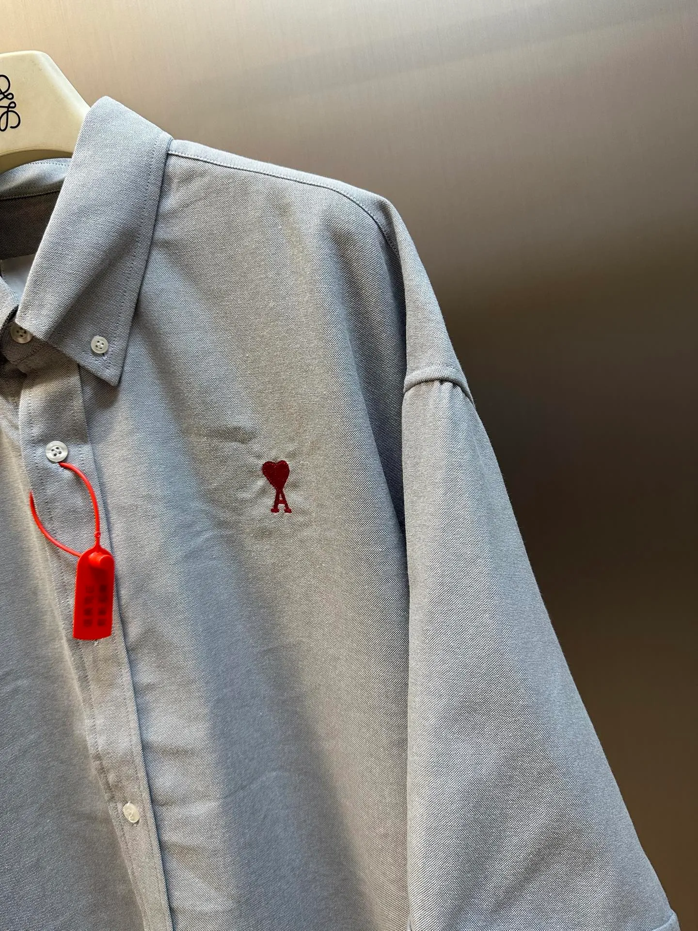 Ami Paris Love Embroidered Box Shirt Made of custom-made luxurious oxford fabric, a bright red love heart appears on the chest, embellished like a work of art, casual yet sophisticated. Adopting imported machine embroidery technology, advanced computer control systems and precision mechanical components, Ami's love embroidery work is achieved with high precision and smooth and delicate lines. size：S M L XL
